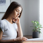 9 Tips Menghafal dengan Cepat, Dengan Metode Yang Benar 3 young english student learning language using offline work book concentrated reading memorizing