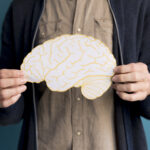 4 Tips Lakukan Senam Otak untuk Tingkatkan Memori Serta Fokus Pikiran 5 close up man holding paper brain