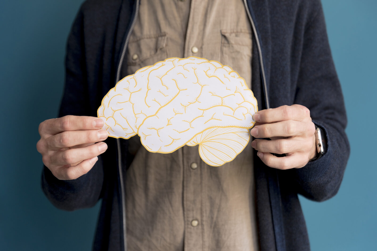 4 Tips Lakukan Senam Otak untuk Tingkatkan Memori Serta Fokus Pikiran 1 close up man holding paper brain