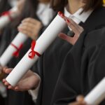 5 Jurusan Gajinya Bisa Tembus 3 Digit, Lulusannya Banyak Dicari Lho 3 close up people graduating with diplomas