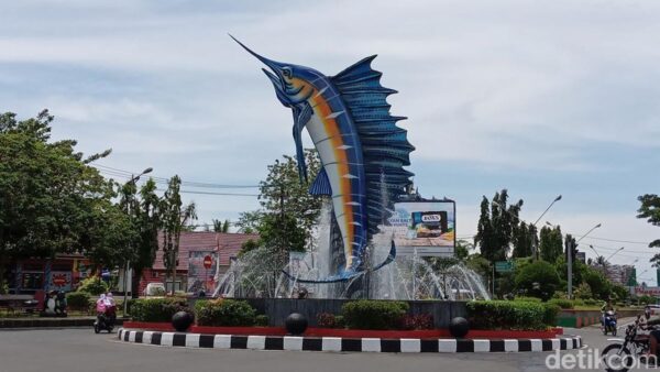 patung ikan marlin yang menjadi ikon dari kabupaten pangandaran 169