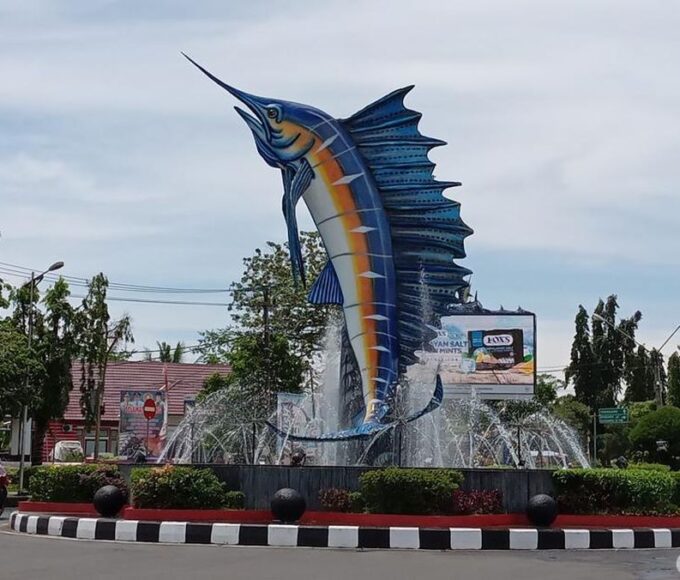 patung ikan marlin yang menjadi ikon dari kabupaten pangandaran 169