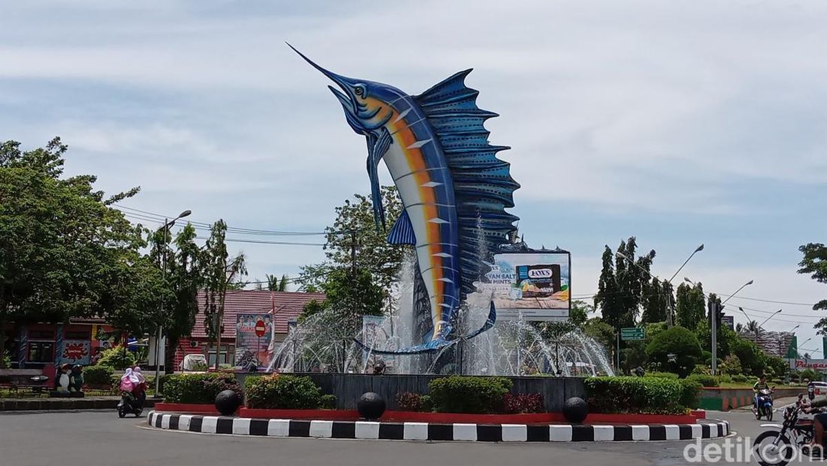 7 Wisata Edukasi di Pangandaran Untuk Liburan, No 4 Banyak dikunjungi. 1 patung ikan marlin yang menjadi ikon dari kabupaten pangandaran 169