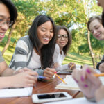 4 Tahapan Persiapan Daftar Kuliah di LN, Untuk Siswa Kelas 10 Bisa Mulai dari Sekarang 3 young students sitting studying outdoors while talking