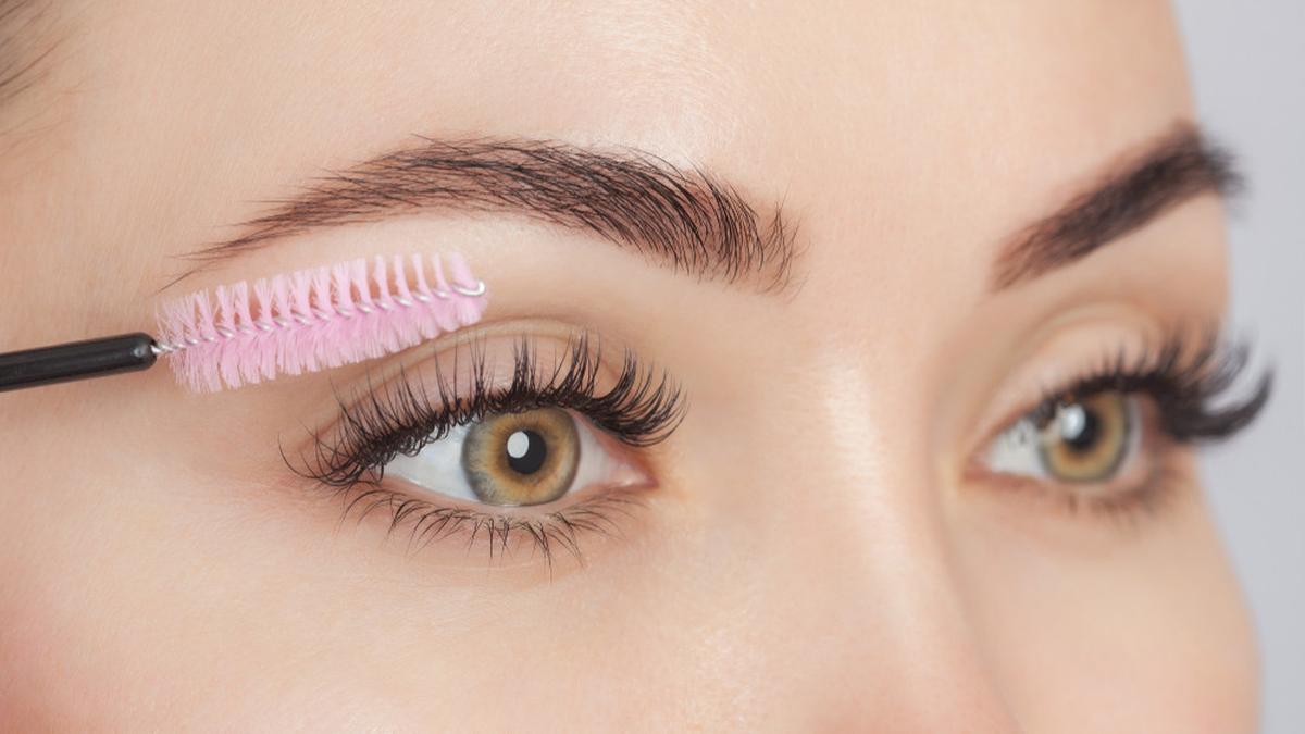 5 Tips Melentikkan Bulu Mata dengan Sangat Mudah 1 020720700 1678695491 shutterstock 1528969493