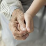 5 Negara yang Paling Cocok Dihuni Saat Hari Tua, Miliki Alam Indah Menawan Serta Menenangkan! 5 close up granddaughter holding grandmothers hand
