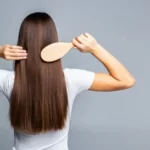 5 Kebiasaan Buruk Yang Bisa Membuat Rambut Kamu Rontok! 3 013543600 1625126603 rear view combing healthy long straight female hair isolated gray 231208 1619