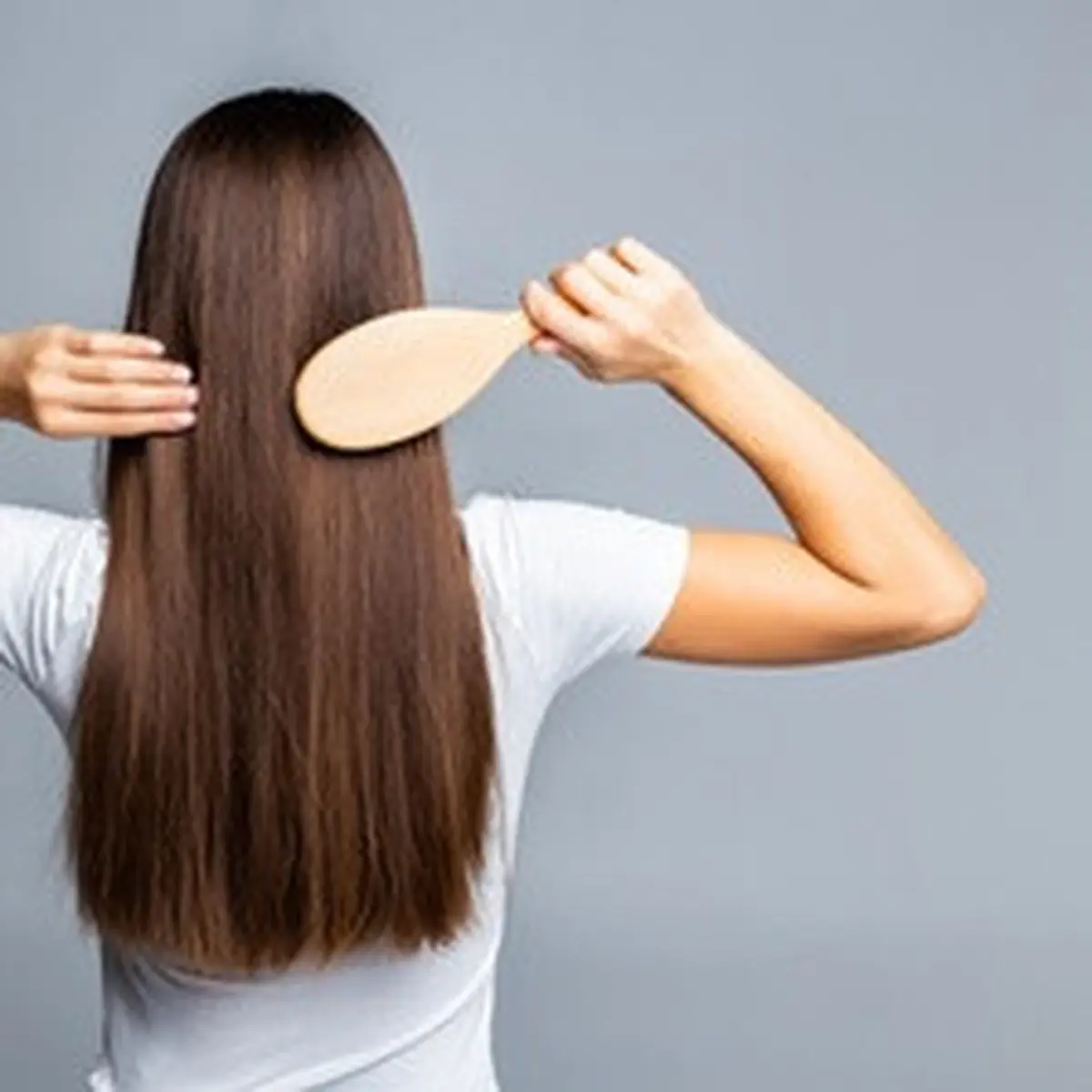 5 Kebiasaan Buruk Yang Bisa Membuat Rambut Kamu Rontok! 1 013543600 1625126603 rear view combing healthy long straight female hair isolated gray 231208 1619