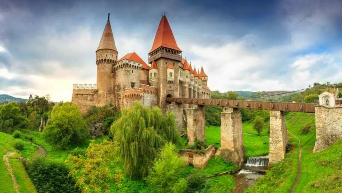 Berikut Beasiswa Kuliah S1-S3 Gratis ke Romania 2024, Kuliah Gratis dan Hanya Seleksi Berkas 1 Best places for expats Romania castle 1200x678 1