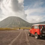 20 Tempat Wisata di Indonesia yang Terkenal dan Mendunia, Adakah Tempat Favorite Mu ? 5 jip bromo