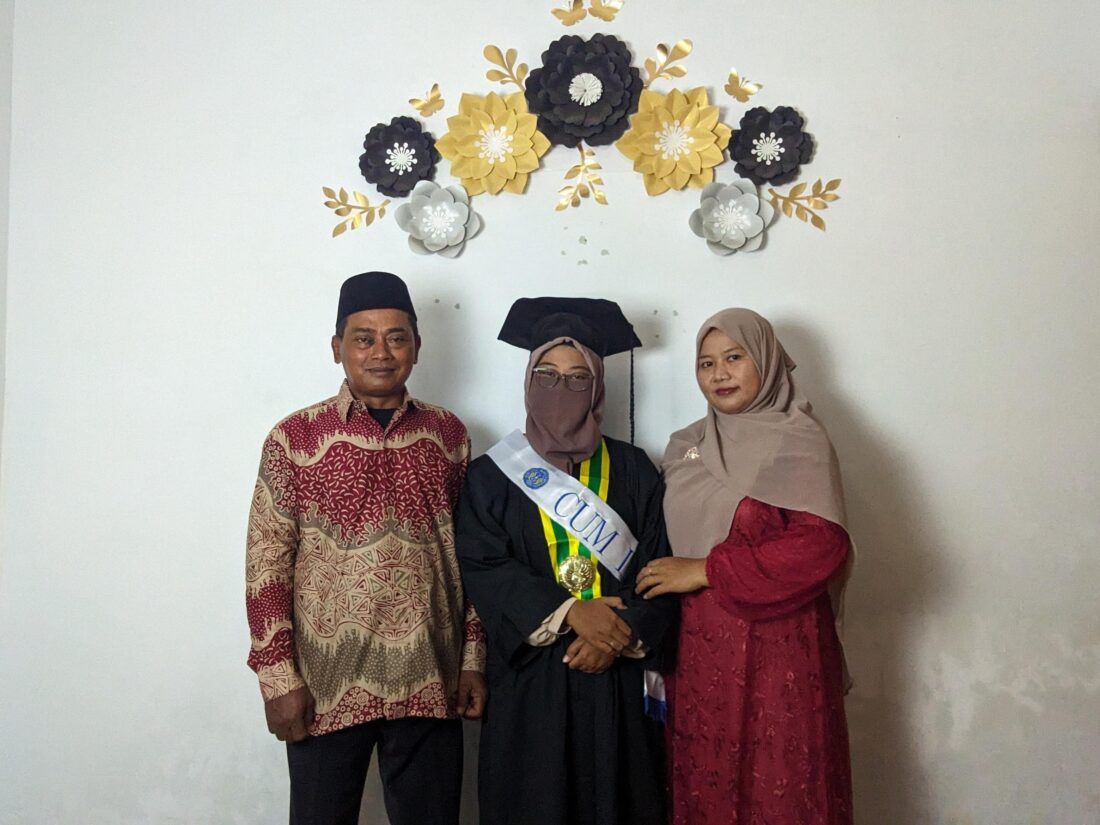 dewi meiliyan ningrum bersama kedua orang tuanya foto humas n4h1 1