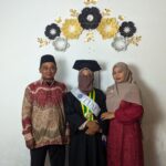 Dewi Jadi Lulusan Tercepat dan Cumlaude di UNY, Tanpa KKN dan Skripsi 5 dewi meiliyan ningrum bersama kedua orang tuanya foto humas n4h1 1