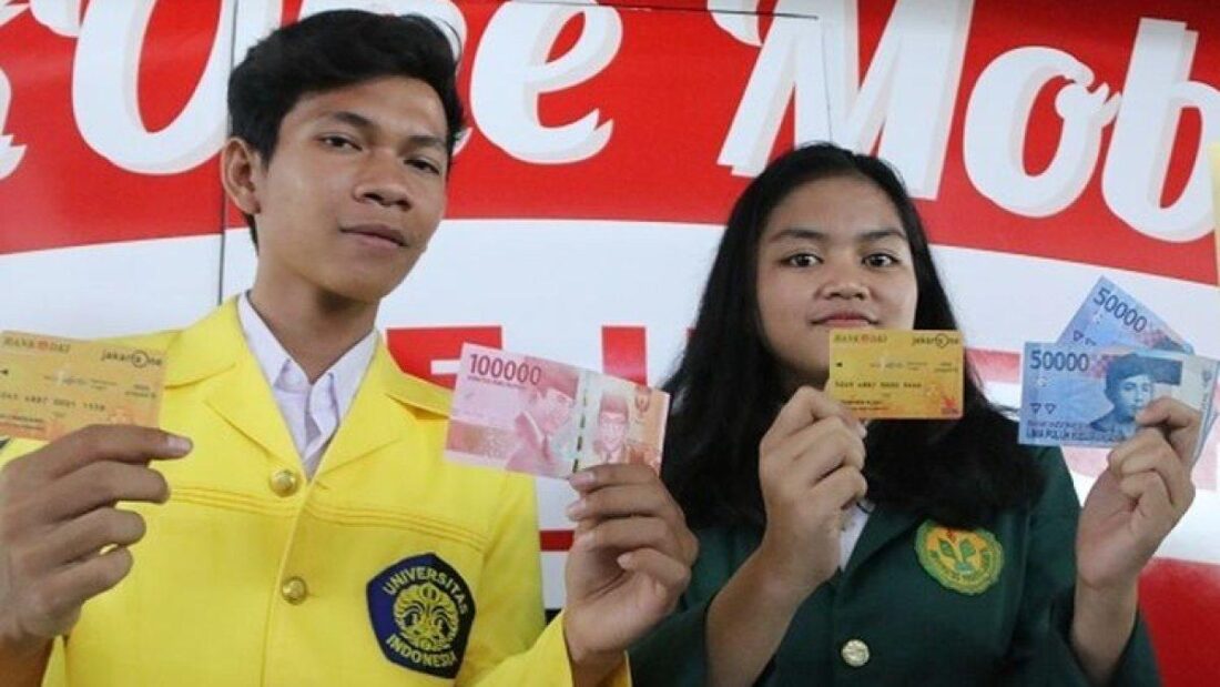 Mahasiswa dan mahasiswi sedang memegang Kartu Jakarta Mahasiswa Unggul