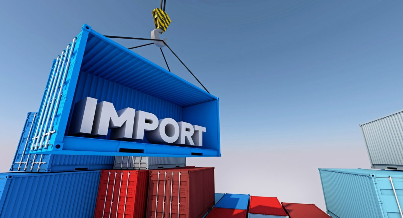 Apakah Impor Berdampak Terhadap Perekonomian? 1 container cargo import business logistic 3d rendering 1296x700 1