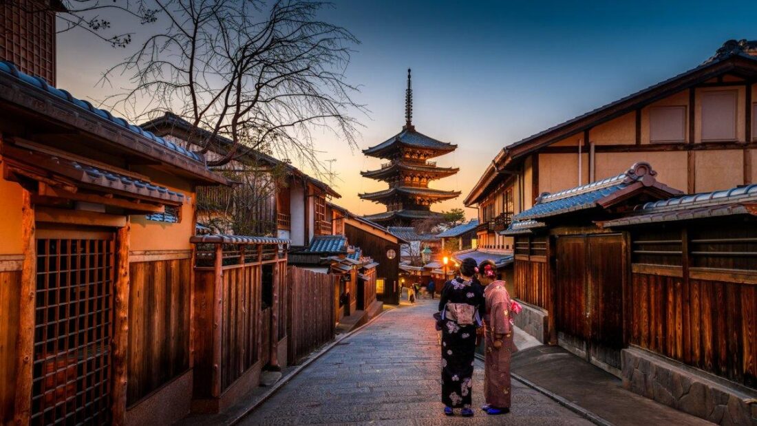 ilustrasi wisatawan yang liburan ke kyoto jepang