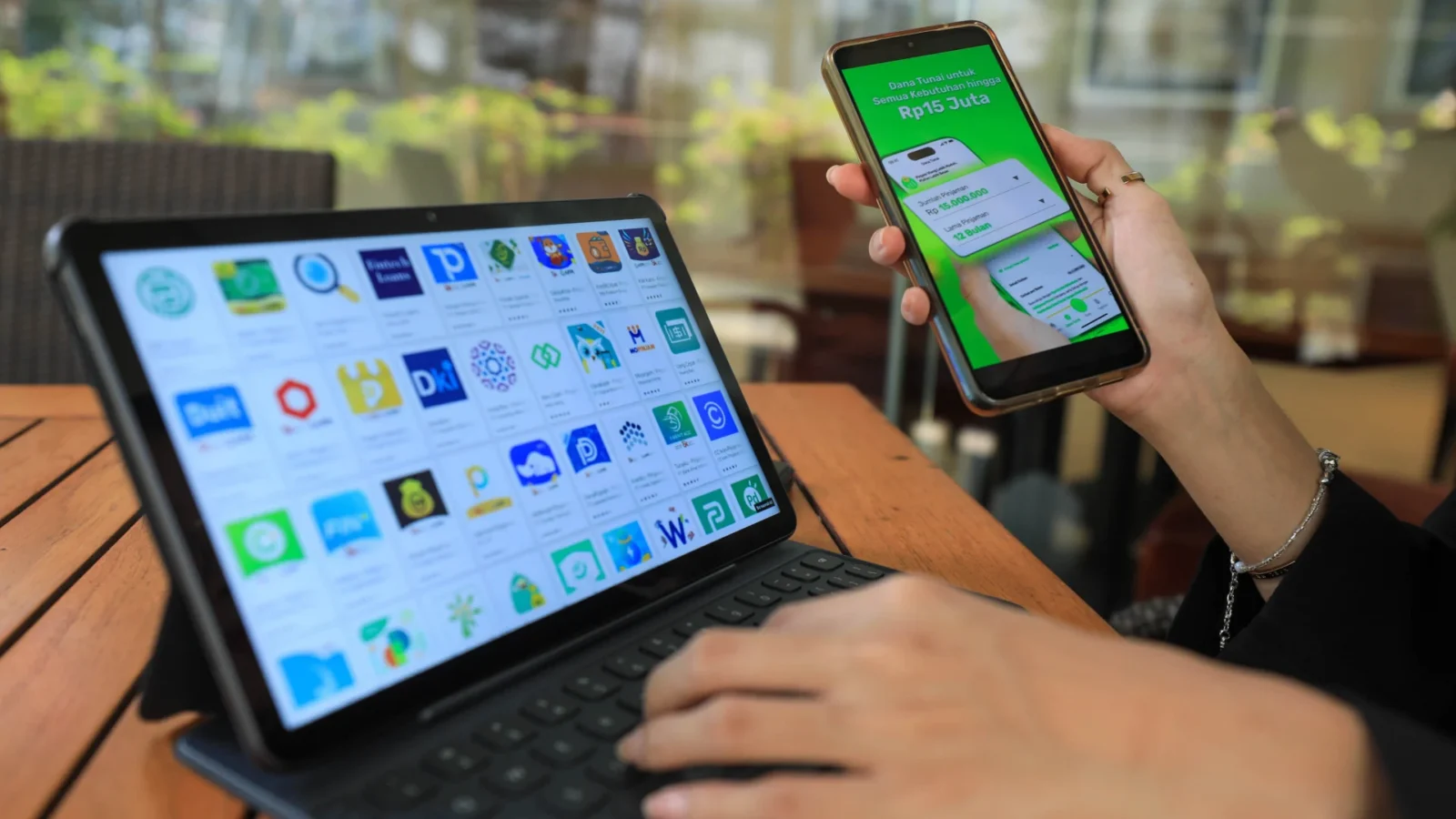 8 Tips Mengatur Keuangan Agar Tidak Terjerat Pinjol Ilegal 1 ilustrasi pinjaman online pinjol bisniscom 1702515248