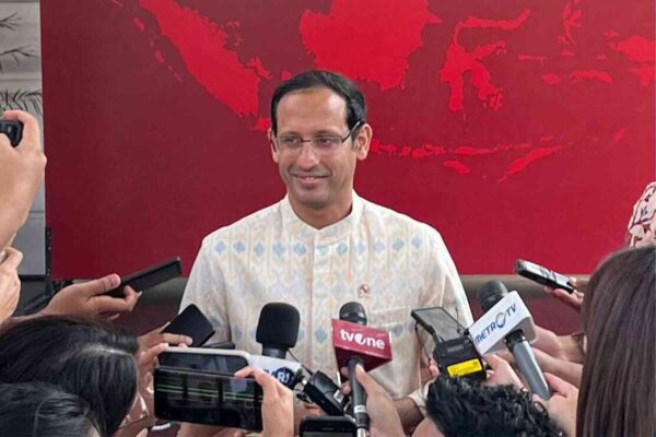 Mendikbudristek Nadiem Makarim mengumumkan pembatalan kenaikan UKT mahasiswa di seluruh kampus negeri usai bertemu Presiden Joko Widodo Senin 27 Mei 2024