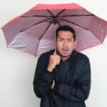 Ternyata Fenomena Ini Membuat Suhu Terasa Lebih Dingin saat Musim Kemarau! 5 adult asian man wearing jacket using umbrella with worried expression 524151 1965