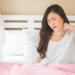 x cara mengatasi leher kaku alias spondilosis servikal halodoc