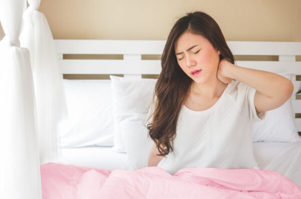 x cara mengatasi leher kaku alias spondilosis servikal halodoc