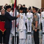 Kontroversi Paskibraka Istana Diminta Lepas Jilbab, Begini Faktanya! 8 88643 jokowi kukuhkan paskibraka di ikn