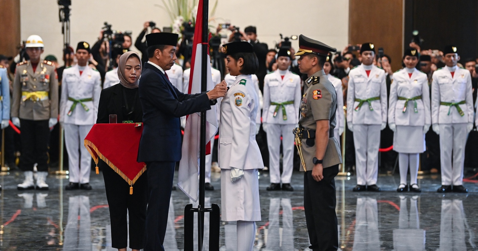 Kontroversi Paskibraka Istana Diminta Lepas Jilbab, Begini Faktanya! 1 88643 jokowi kukuhkan paskibraka di ikn