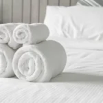 Kenapa Sprei dan Handuk Hotel Berwarna Putih? Begini Alasannya 5 white towel bed decoration bedroom interior 3909297801
