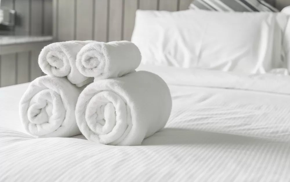 Kenapa Sprei dan Handuk Hotel Berwarna Putih? Begini Alasannya 1 white towel bed decoration bedroom interior 3909297801