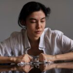 Sering Berfikiran Untuk Bunuh Diri? Begini Cara Mengatasinya! 3 young woman dealing with anxiety 23 2149521398