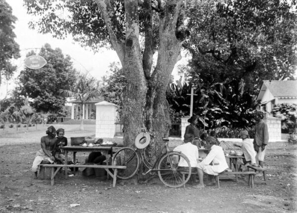 Potret sebuah warung di depan hotel di kalitaman salatiga tahun 1918 tropenmuseum