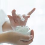 Viral Di Media Sosial, Apa Itu Hidrokuinon dan Bagaimana Sih Dampaknya Terhadap Kulit? Berikut Penjelasannya 6 woman holds jar with cosmetic cream her hands 1150 11726