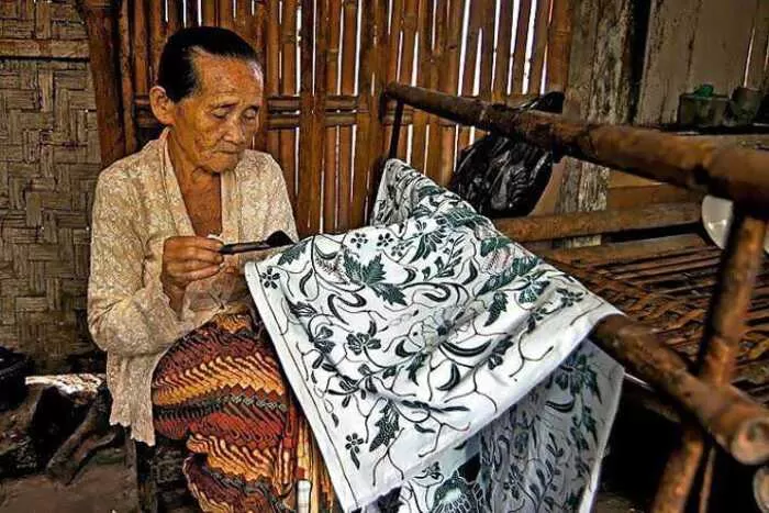 Sejarah Hari Batik Nasional 2 Oktober, Warisan Budaya Indonesia Yang Menjadi Identitas Bangsa 1 1696131461857 3833418251