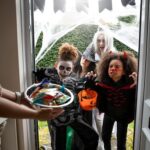 Mengenal Halloween, Perayaan 31 Oktober yang Identik dengan Hantu dan Tradisi Menarik 3 children costumes trick treating halloween 23 2149071261