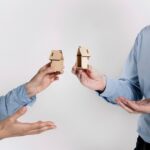 Membeli Vs Mengontrak Rumah, Mana yang Lebih Menguntungkan? 3 couple discussing family breakup 23 2148548570