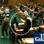 Anggota Anggota Suku Māori Menari Haka di ParlemenMenari Haka di Parlemen, Dampak dari Protes RUU Hak Māori! 6 Penghinaan dan tarian haka saat anggota parlemen Selandia Baru memperdebatkan