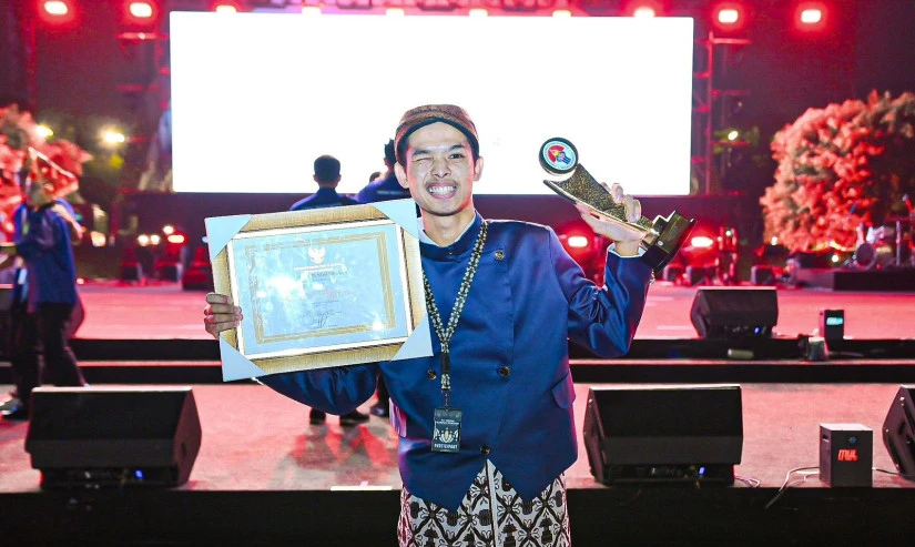 Mengenal Alvin, Anak Pemulung yang Raih Prestasi Sebagai Pemuda Inspiratif Kemenpora 2024 1 WhatsApp Image 2024 11 05 at 13.52.49 e1730794698479 825x493 1