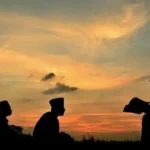 Mengenal Panggilan “Gus”, Sejarah, Makna, dan Siapa yang Layak Menerimanya 3 santri siluet