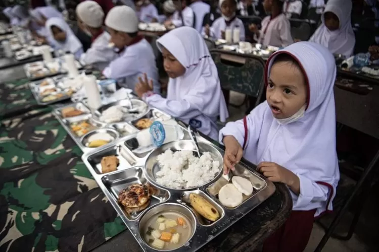 Program Makan Bergizi Gratis Dimulai Hari Ini, Menteri Pantau Pelaksanaannya ke Sekolah 1 ching 2 februari 2025 program makan bergizi gratis prabowo targetkan 829 juta penerima manfaat 1 4258707623