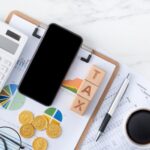 Hidup Warganya Terjamin, 10 Negara Ini Memiliki Tarif PPN Tertinggi di Dunia 3 top view reading overview calculating paying tax with smart phone from internet 315337 3702