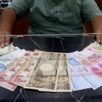 karyawan menghitung uang di tempat penukaran uang di money changer valuta artha mas mall ambasador kuningan jakarta 2162024 6 169