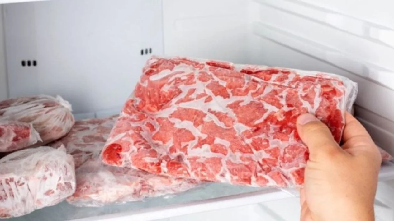 5 Tips Menyimpan Daging Kurban agar Awet dan Tahan Lama 4 67b8d36bb61fc menyimpan daging di kulkas purwasuka