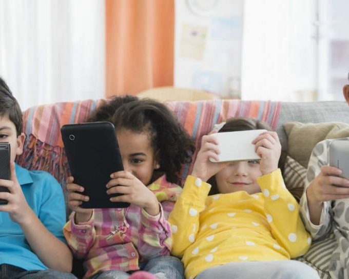 Dapat Mengganggu Perkembangan Emosi dan Motorik, Mendikdasmen Larang Anak-anak Main Roblox 6 91121 ilustrasi anak bermain gadget