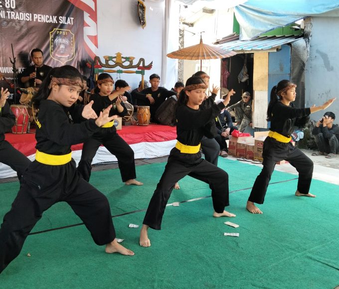 Padepokan Galoeh Pakuon Gelar Bakti Sosial dan Pagelaran Seni Pencak Silat 4 IMG20250921111717 scaled 1